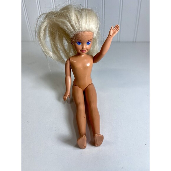 Mattel Barbie Teen Skipper Doll Blond Hair 1991. Movable Arms/Legs. Red Earrings - Picture 7 of 9